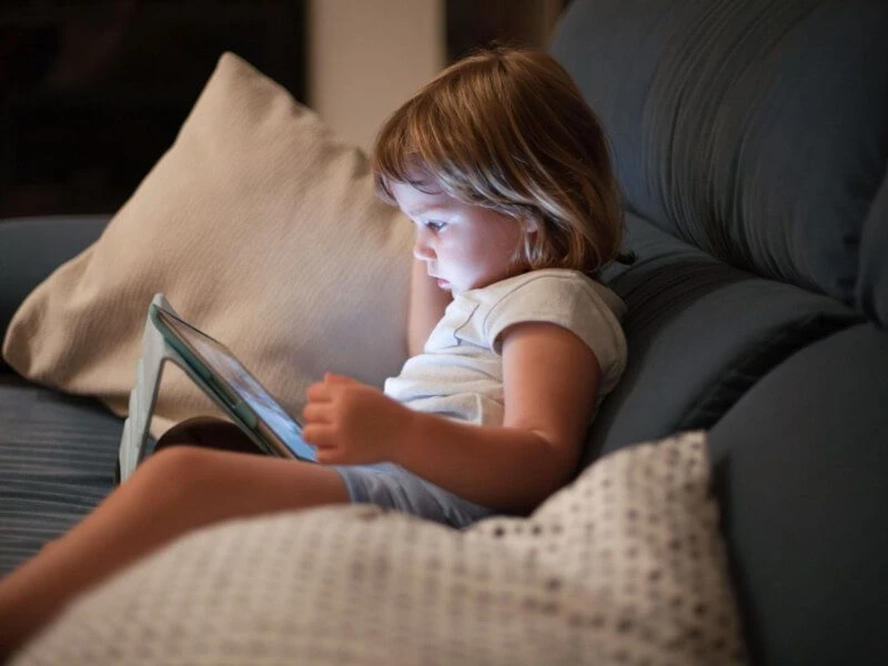 عوارض استفاده کردن زیاد از موبایل و تبلت روی کودک