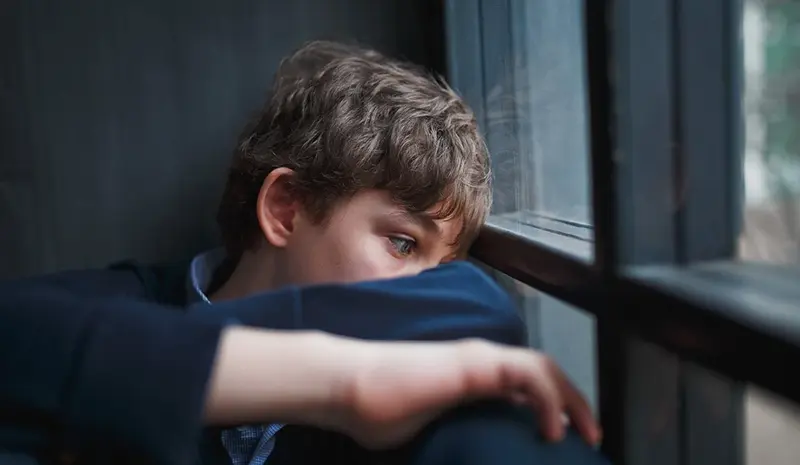 چه عواملی باعث افسردگی در کودکان و نوجوانان می‌شود؟