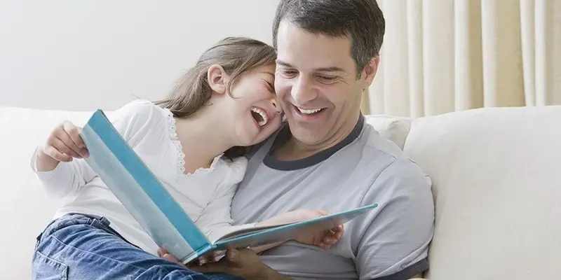 پدر و دختر درحال کتابخوانی