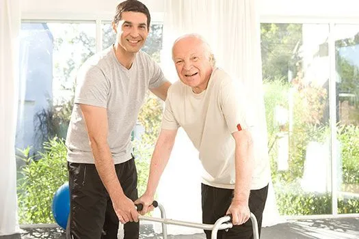 کمک کردن به سالمند در زمان راه رفتن