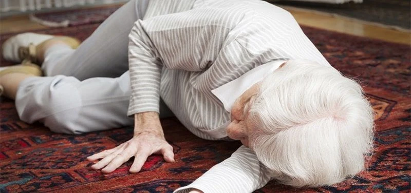 افتادن یکی از عوامل شکستگی مفصل ران در سالمندان است